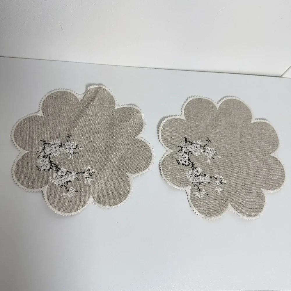 Vintage Floral Embroidered Linen Placemats Set of 4 9.5in Beige Scalloped Edge